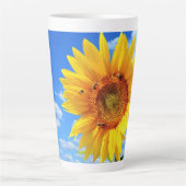 Geel Zonnebloem en Bijen op Blue Sky Latte Mok (Voorkant)