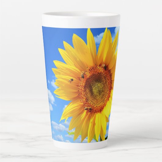 Geel Zonnebloem en Bijen op Blue Sky Latte Mok (Voorkant)