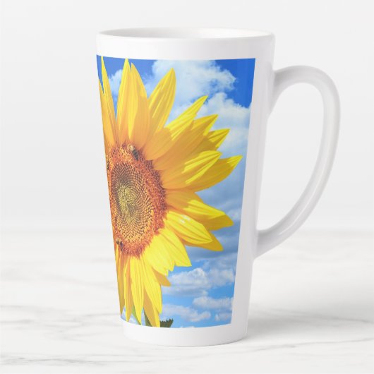 Geel Zonnebloem en Bijen op Blue Sky Latte Mok (Rechts)