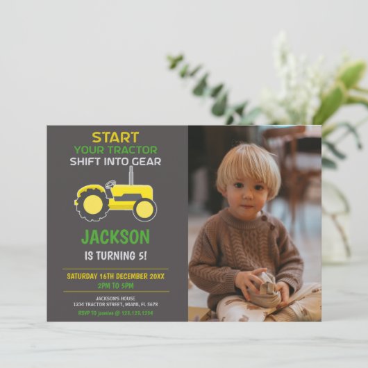 Geel & Zwart Tractor Verjaardag Uitnodigingen (Staand voorkant)