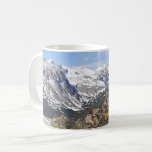 Geelbuikmarmot die naar de Rocky Mountains staart Koffiemok
