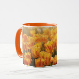 Geelgouden en oranje tulpenveld mok