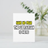 Geen angst, de librarian is er briefkaart (Staand voorkant)