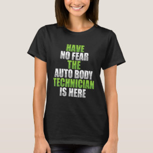 Geen angst voor automatische computertechnicus die t-shirt