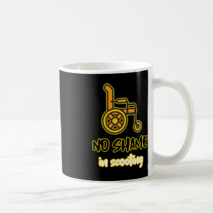 Geen schaamte in het scooten van persoon met een h koffiemok