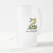 Geen stap op snek memes Gadsden parodie SnekRight Matglas Bierpul (Voorkant rechts)