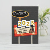 Gefeliciteerd 2023 Afstuderen zwarte witte Retro B Aankondiging (Staand voorkant)