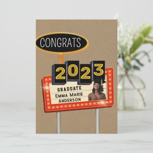 Gefeliciteerd afgestudeerde 2023 Kraft Papier Retr Aankondiging (Staand voorkant)