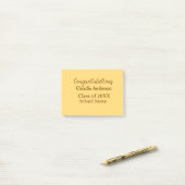 Gefeliciteerd afgestudeerde voeg schoolnaam toe ee post-it® notes (Op bureau)