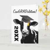 Gefeliciteerd Afstuderen Funny Koe in Pet Kaart (Gele Bloem)