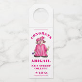 Gefeliciteerd Afstuderen Roze Afstuderen Pet Flessenhanger (Voorkant)