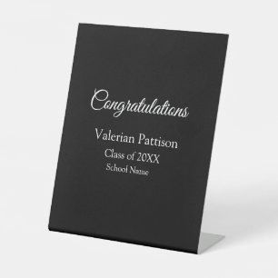 Gefeliciteerd afstuderen voeg schoolnaam eenvoudig reclamebord met voetstuk