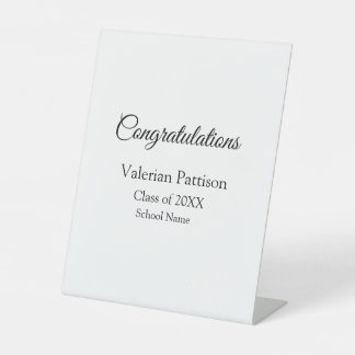 Gefeliciteerd afstuderen voeg schoolnaam eenvoudig reclamebord met voetstuk