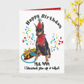Gefeliciteerd met Dobermann-hond in rode bandana Kaart (Gele Bloem)