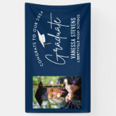 Gefeliciteerd met onze 2024 Afstuderen Navy Modern Spandoek (Verticaal)