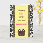 Gefeliciteerde verjaardagstaart chocolade en beves kaart (Gele Bloem)