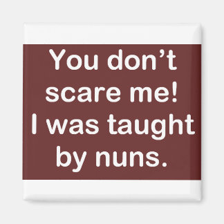 Gegeven door nonnen in donkerrood magneet