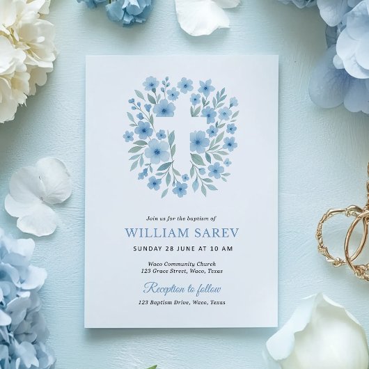 Gegolfde blauwe bloemige doopuitnodiging voor jong kaart