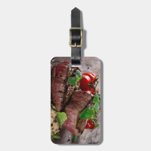 Gegrilde biefsteaks met verse kruiden en tomaten bagagelabel
