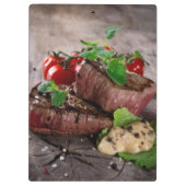 Gegrilde biefsteaks met verse kruiden en tomaten klembord (Achterkant)