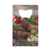 Gegrilde biefsteaks met verse kruiden en tomaten kredietkaart flessenopener (Achterkant)