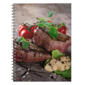 Gegrilde biefsteaks met verse kruiden en tomaten notitieboek (Voorkant)