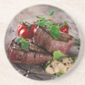 Gegrilde biefsteaks met verse kruiden en tomaten zandsteen onderzetter (Voorkant)