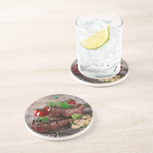 Gegrilde biefsteaks met verse kruiden en tomaten zandsteen onderzetter (Zijkant)