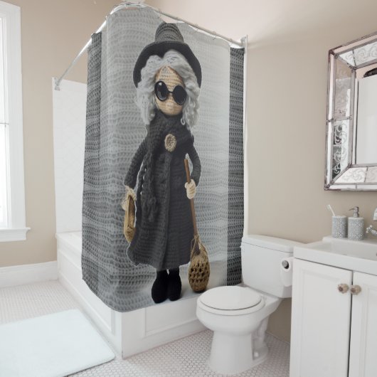 Gehaakte dame zwart jurkje en pet bruine tas douchegordijn (In situ)