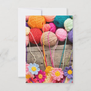 Gehakte balletjes van kleurrijk garen en bloemen kaart