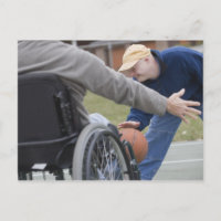 Gehandicapte man speelt basketbal met zijn zoon