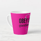Gehoorzaam minder. Vraag Meer – Rebellious Quote D Latte Mok (Linkerhoek)