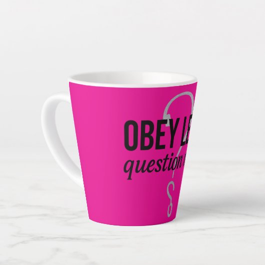 Gehoorzaam minder. Vraag Meer – Rebellious Quote D Latte Mok (Linkerhoek)