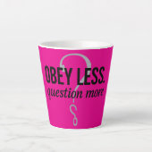 Gehoorzaam minder. Vraag Meer – Rebellious Quote D Latte Mok (Voorkant)