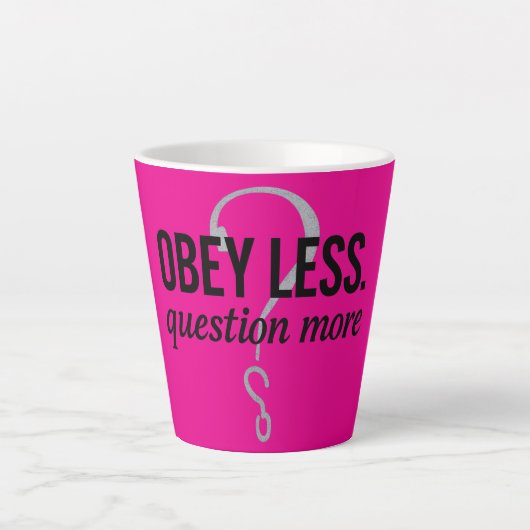 Gehoorzaam minder. Vraag Meer – Rebellious Quote D Latte Mok (Voorkant)