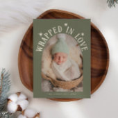 Gehuld in liefde Sage Green Foto Geboorte Aankondiging