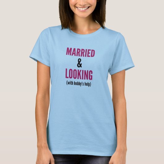 Gehuwd en kijkend (met hulp van de overnachting) T T-shirt (Voorkant)