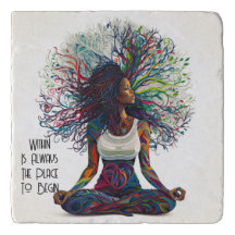 Geïnspireerde vrouw binnen Trivet