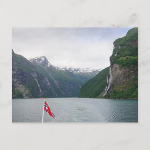 Geiranger fjord met briefkaart onder Noorse vlag