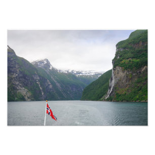 Geiranger fjord met Noorse vlag Foto Afdruk