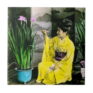 Geisha in Yellow Kimono die Flowers  schikt Tegeltje