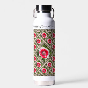 Geïsoleerde waterfles met rode en witte papavers