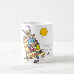Geitenmeisje op strand koffiemok