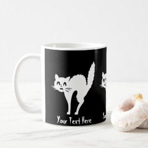 gekke, boze witte kat met gepijlde achterhalloween koffiemok