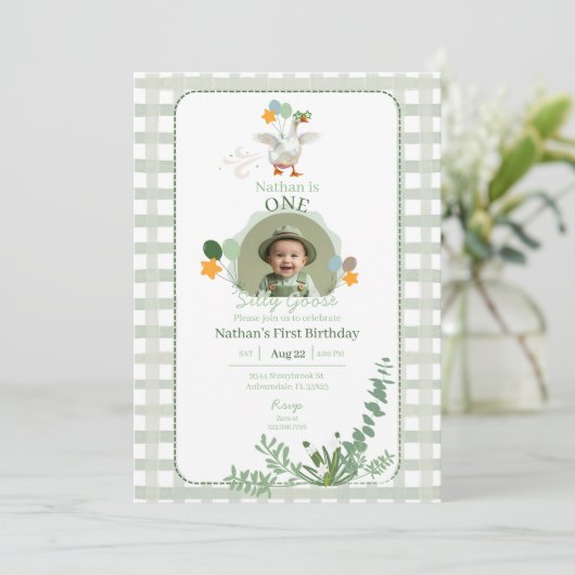 Gekke Gans Eerste Verjaardag Groene Foto Uitnodigi Kaart (Staand voorkant)