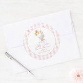 Gekke Goose Pink Gingham Girl Baby shower Ronde Sticker (Envelop)