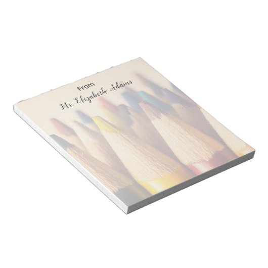 Gekleurde potloden achtergrond. notitieblok (Schuin)