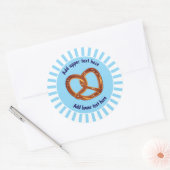 Geknoopt Pretzel Brood op Blauw & Wit - eigen teks Ronde Sticker (Envelop)