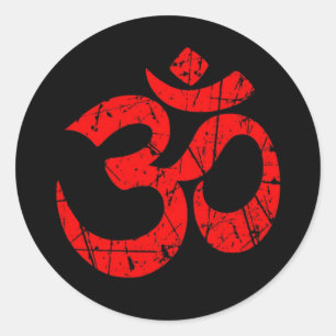 Gekraste rode yoga om symbool op zwart ronde sticker