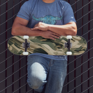 Gelaagde vormen in camouflagekleuren skateboard